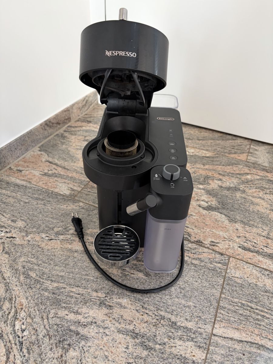 Nespresso Macchine per caffè & Macchine per espresso: Nespresso VERTUO LATTISSIMA MATTE BLACK – Usato da Hochdorf venduto da joelk_628 1