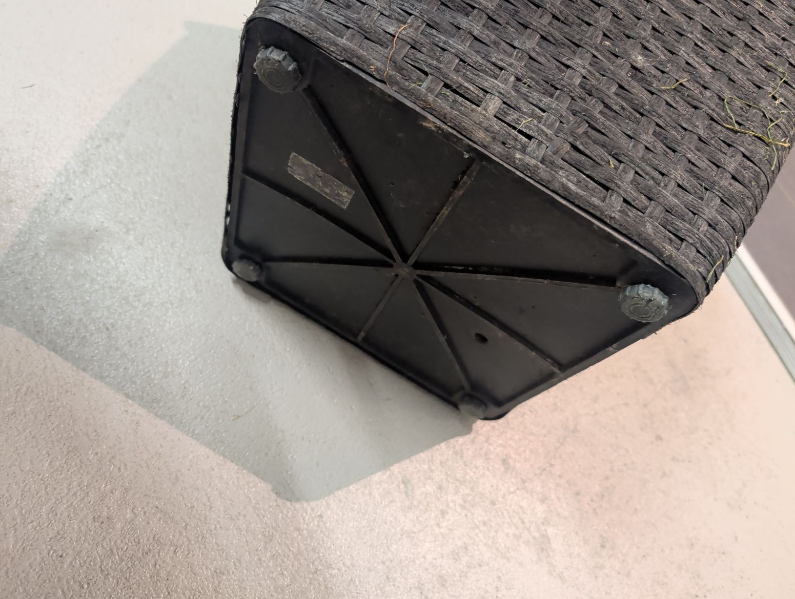 Vasi per fiori: Schwarze Blumenübertöpfe im 2er-Set 30x30x32cm – Usato da Dettighofen venduto da salocin89 2