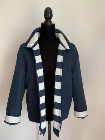 AKRIS: Exklusive blau/weiss gestreifte Wende-Jacke, 36