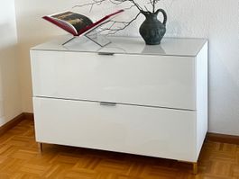 Kommode von CS Schmal weiss Hochglanz mit Glasaufsatz
