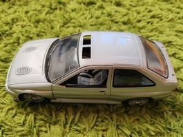 Modellauto Ford Escort UT Models 1:18 silber gebraucht