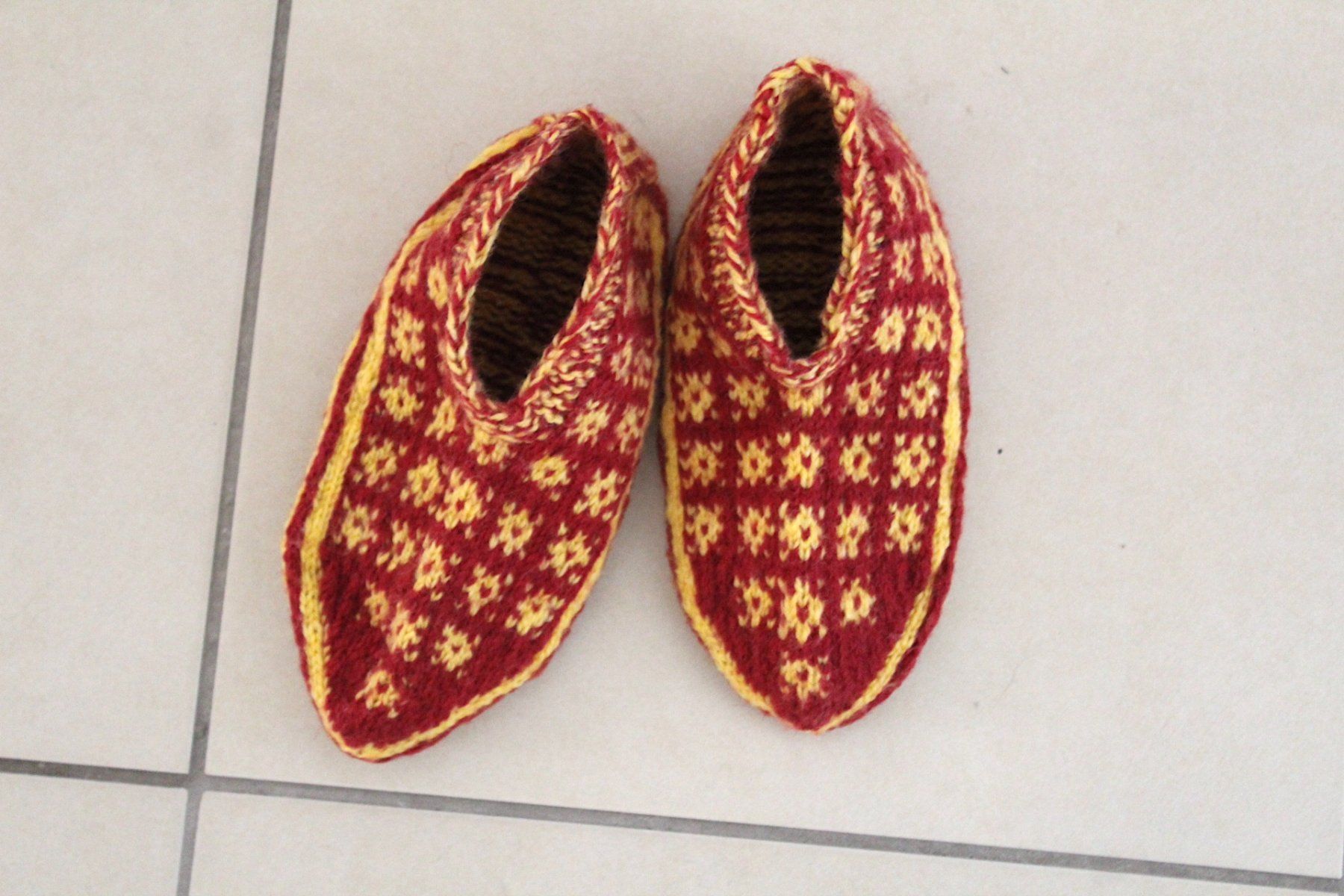 Calze per bambini: Handgefertigte gestrickte Haussocken – Usato da Locarno venduto da madame-tus-sauds
