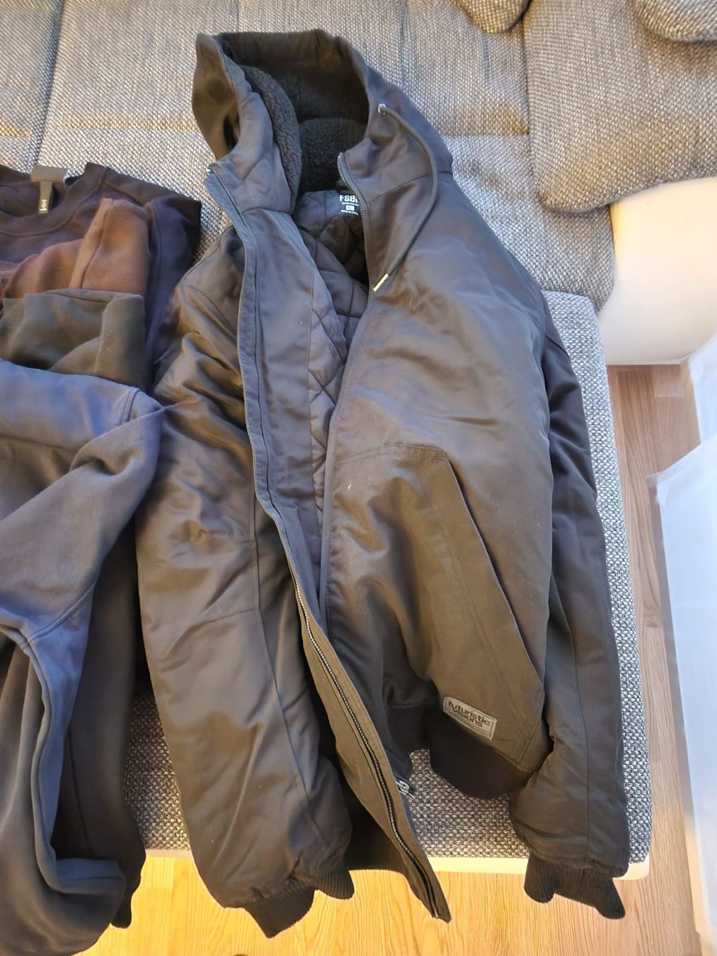 C&A Lotti di vestiti: Pullover und Jacke – Usato da Gossau SG venduto da wri_m9b2 3