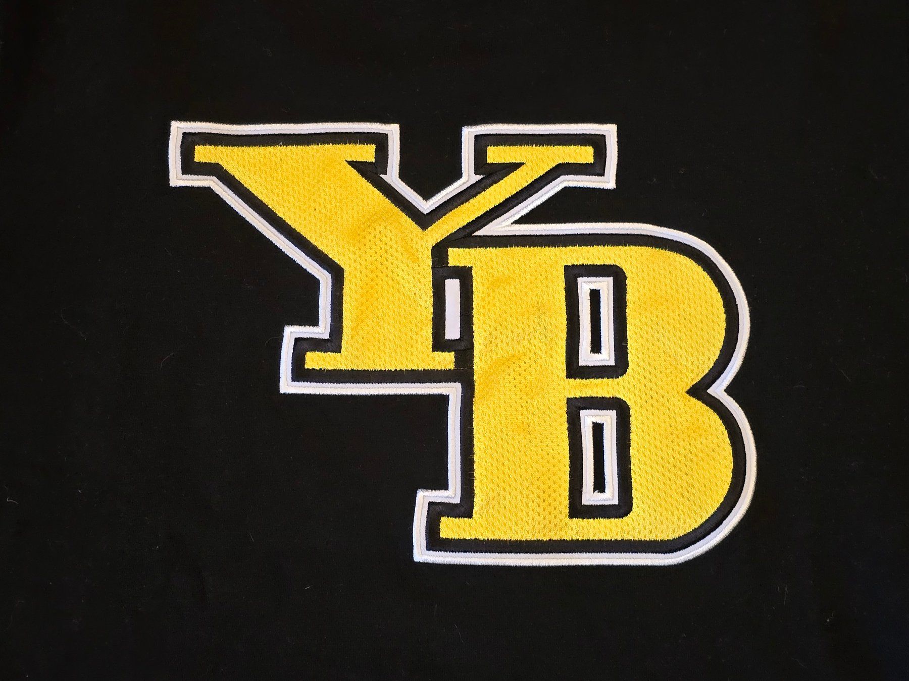 Pullover & Sweatshirts: Young Boys Bern official Sweater, Grosse M – Gebraucht aus Le Mouret von Pantini 1