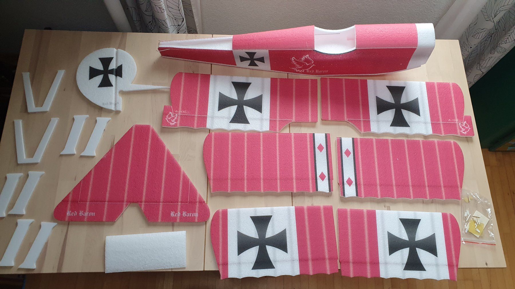 Kits de montage: Fokker Dr.1 aus EPP – Défectueux à Brüttisellen par Kluba 1