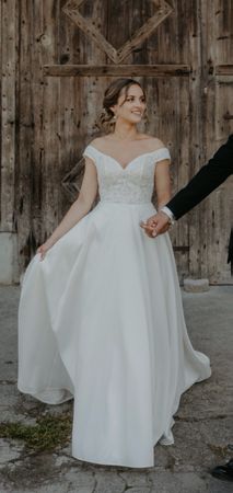 Brautkleid A-Linie mit Schleppe, Grösse S / 36