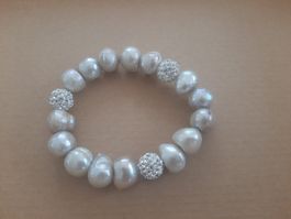 Armband mit grossen Perlen und Strasssteinen.