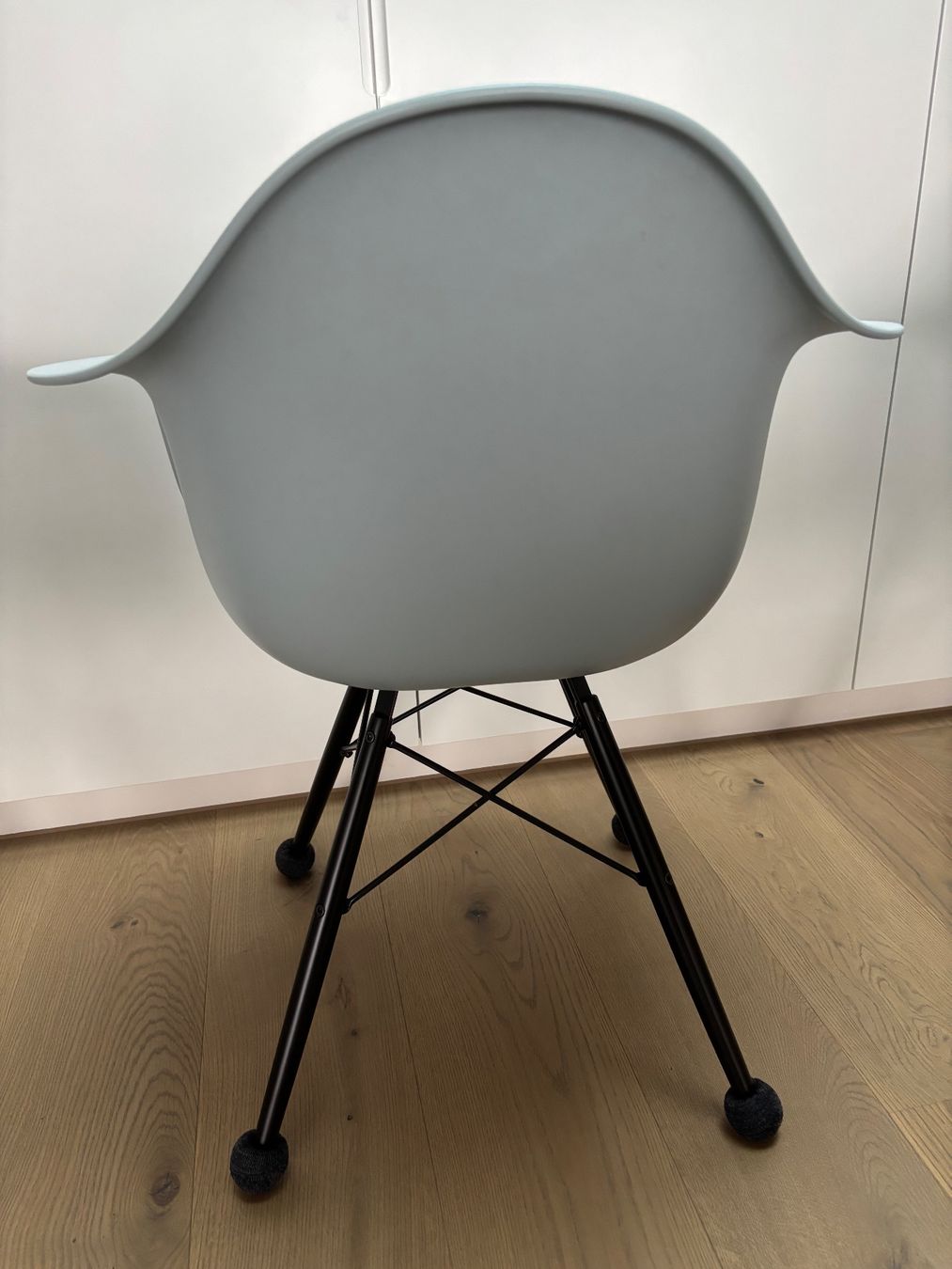 Vitra Sedie: 4 Vitro Eames Plastic Arm Chair DAW Eisgrau mit Sitzpolster – Usato da Männedorf venduto da mul_2t5j 2