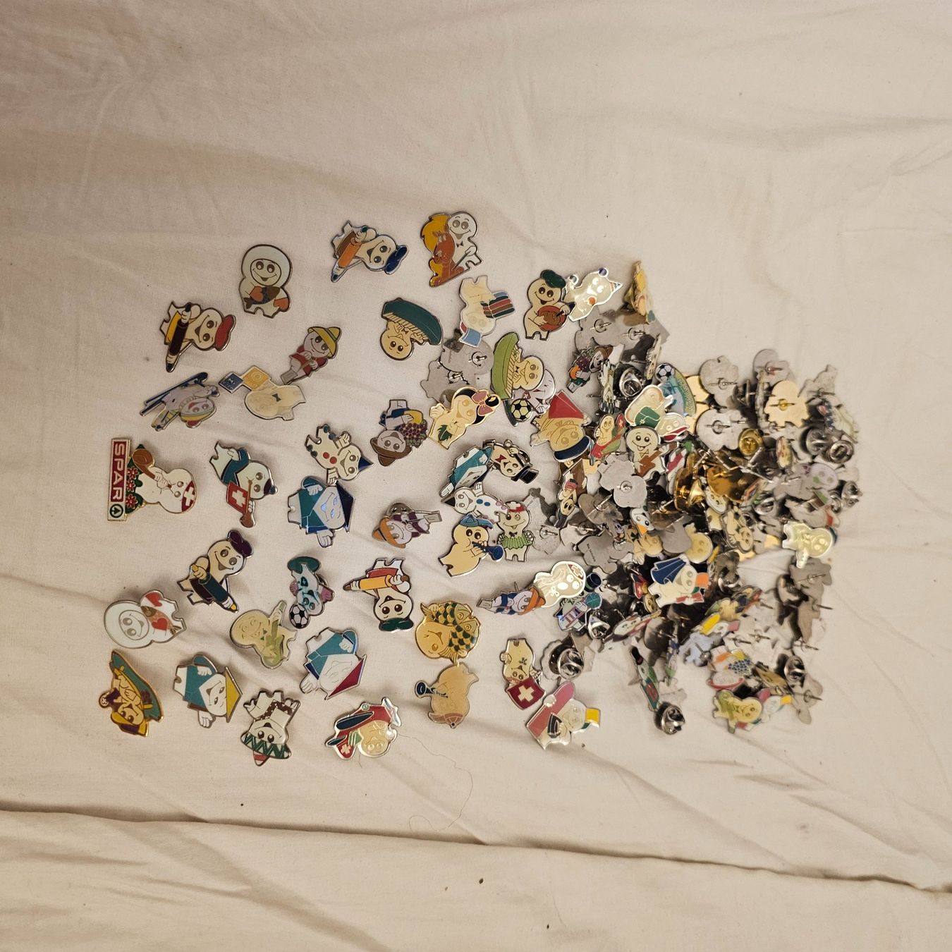 Plaketten & Abzeichen: 100 stück pin sammlung – Gebraucht aus wolfhalden von 46464646 2