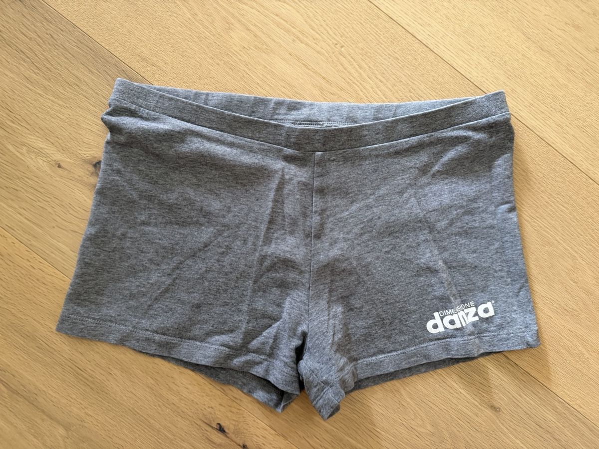 Pantalons: Danza shorts grey - M – D'occasion à Wetzikon ZH par dor_rmq2