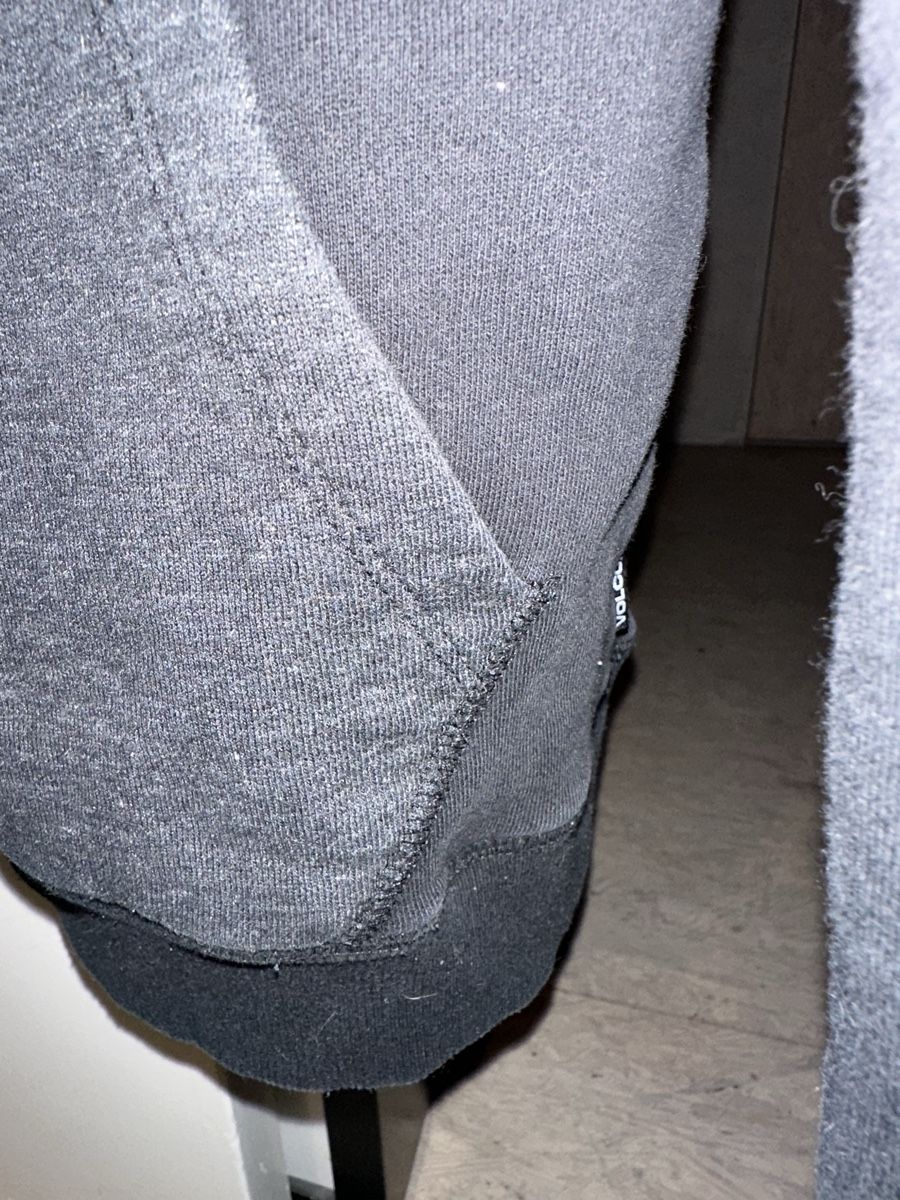 Maglioni & Felpe: Volcom Herren Kapuzenpullover schwarz grau Grösse S gebrauch – Usato da zürich venduto da PatCat02 3
