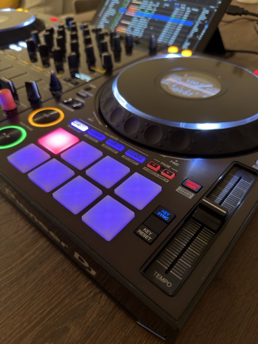 Pioneer Console di mixaggio: Pioneer DDJ-1000  DJ controller + DeckSaver – Nuovo (secondo la descrizione) da Zürich venduto da Rocola26 6
