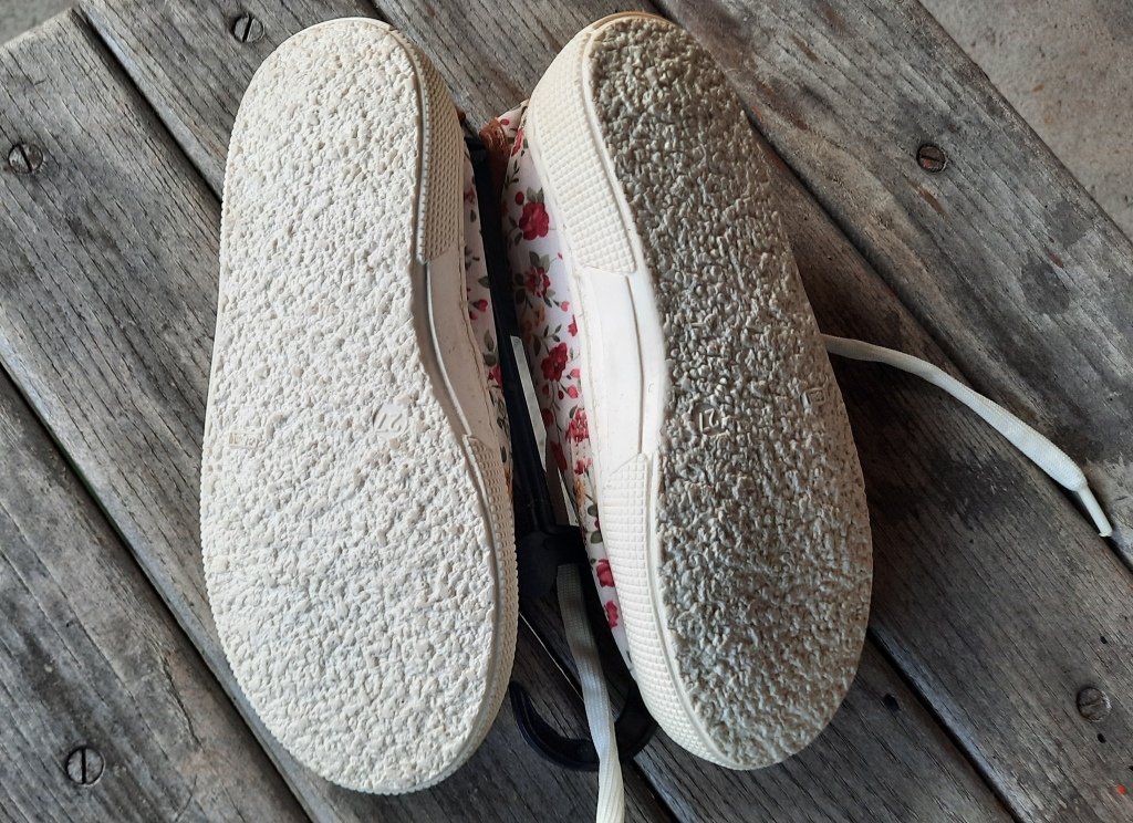 Schuhe für Jungen: 2Paar Neue Kinderschuhe, Grösse 20 + 27, – Gebraucht aus Walterswil SO von Fundort 2