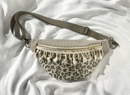 Handgemachte Bauchtasche Cord & Leo – mit Fransen