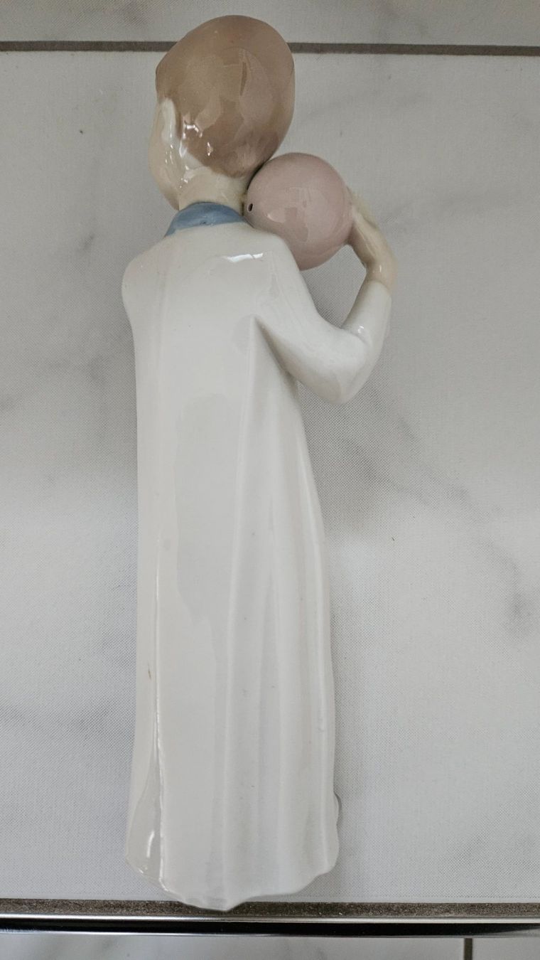 Figuren: Porzellanfigur Junge mit Ball – Gebraucht aus Meggen von G7957c24 1