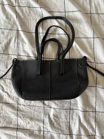 BLACK TOTE HANDBAG