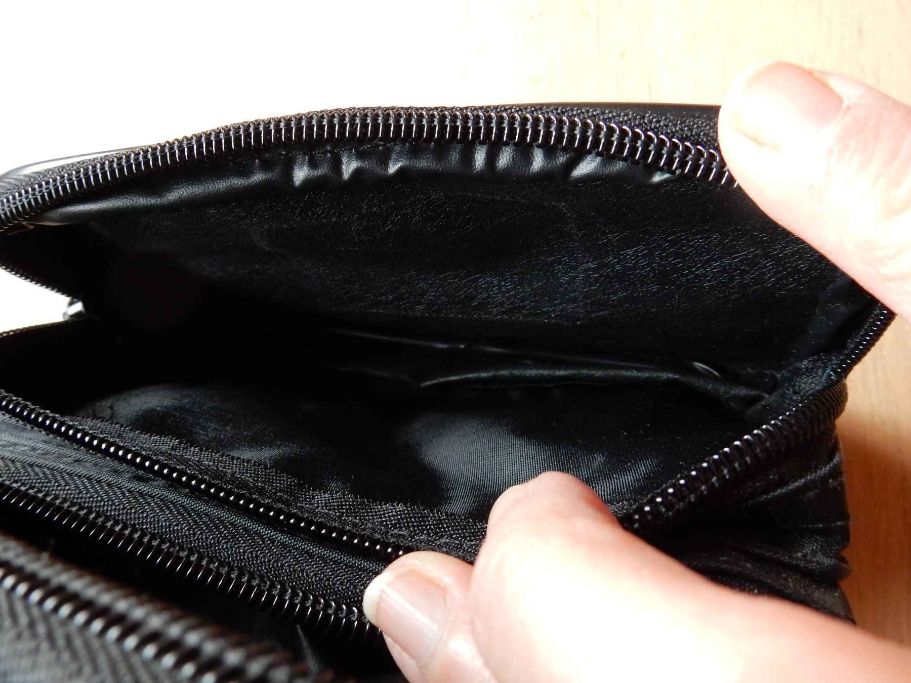 Taschen: klassische Bauchtasche schwarz Kunststoff – Gebraucht aus Jona von simongarden 2
