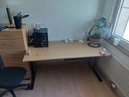 Solider, grosser, sehr gut erhaltener Schreibtisch