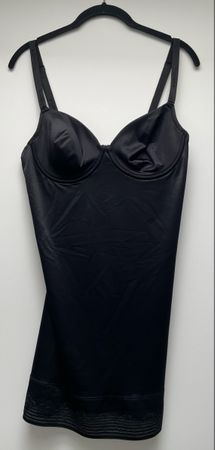 Schwarzer Triumph Bodydress Pure Shaper, Grösse 85B