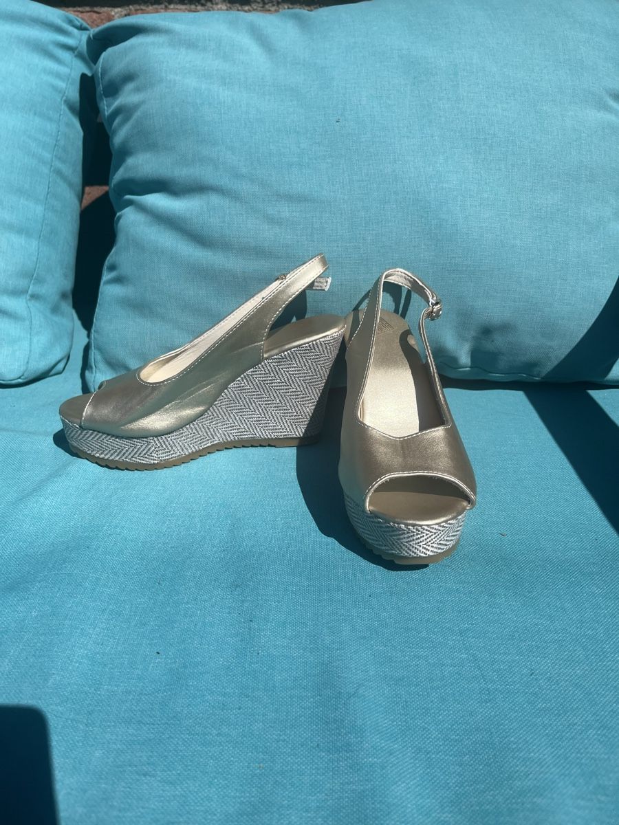 Scarpe da donna: Sandali con zeppa dorati – Nuovo e nell'imballaggio originale da Novaggio venduto da Sabi-Pearl 1