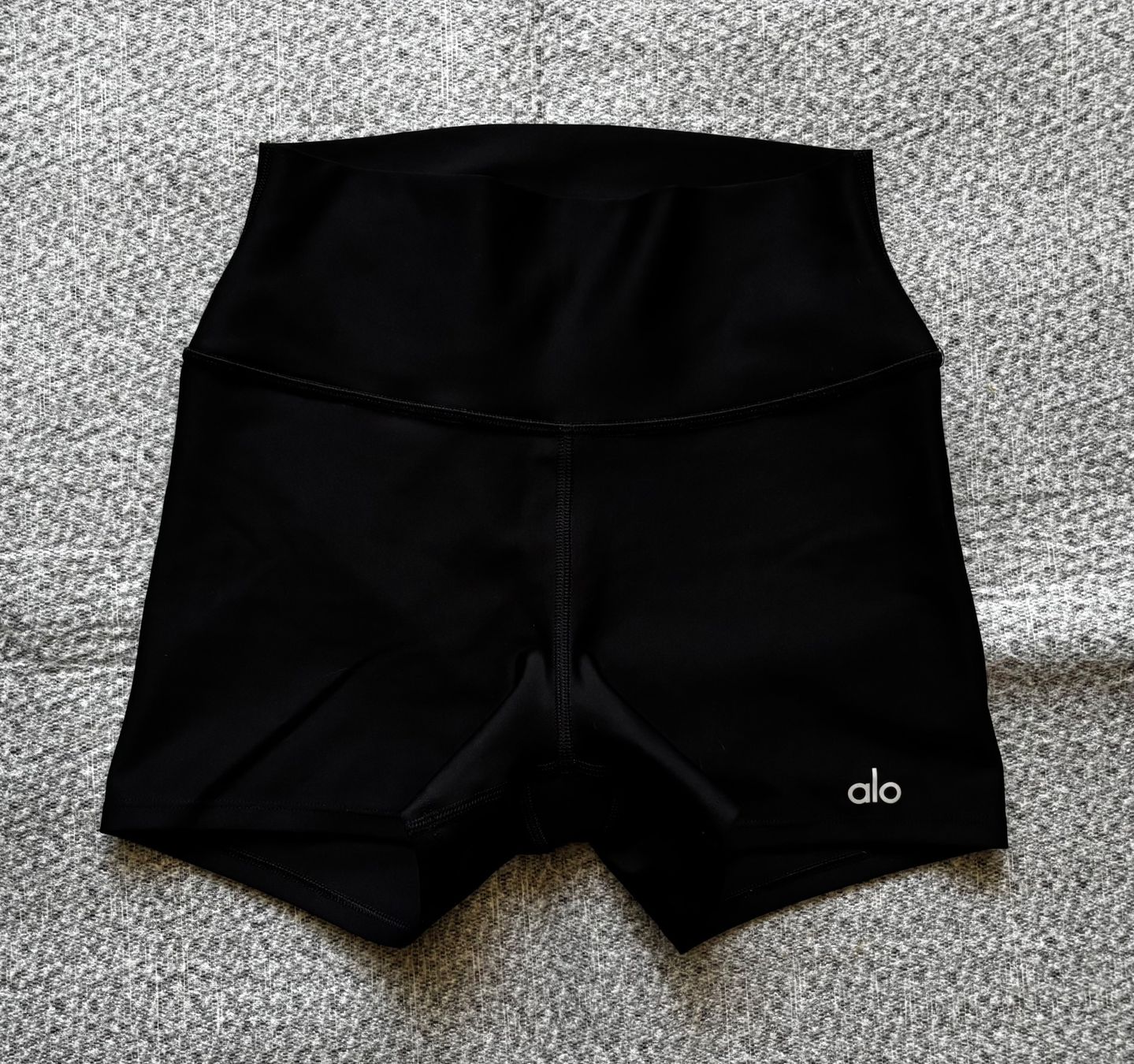 Alo Yoga Pantalons: Alo gerippte favorite seamless shorts – D'occasion à Basel par cla_z7cp