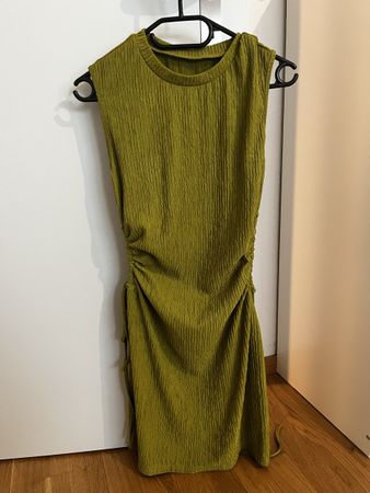 grünes Kleid mit Cut out‘s