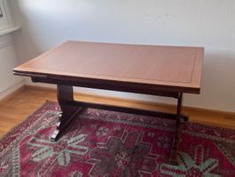 Esstisch ausziehbar, aus Nussbaumholz massiv