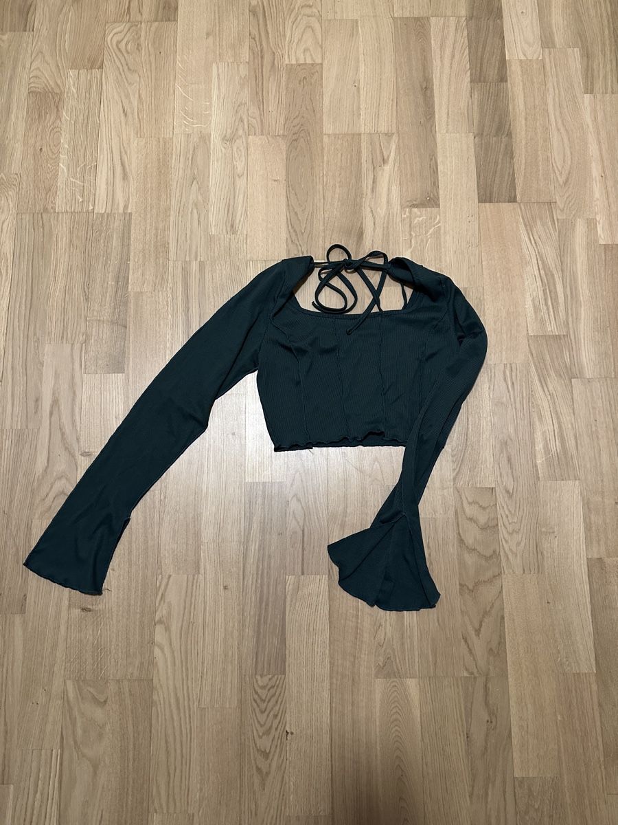 Shein T-shirt: crop langarmshirt (L) – Nuovo (secondo la descrizione) da Freidorf TG venduto da driftingforthrifting