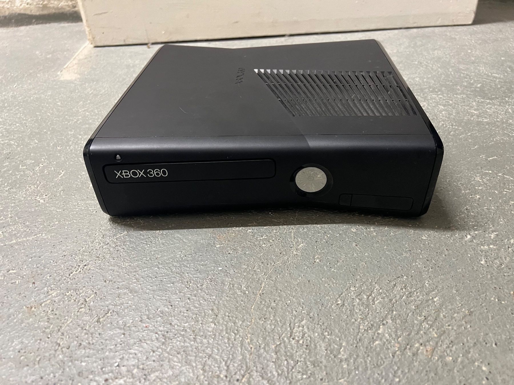 Microsoft Konsolen: Xbox 360 Konsole mit 2 Controllern inklusive Games – Gebraucht aus Reinach BL von Cermeto