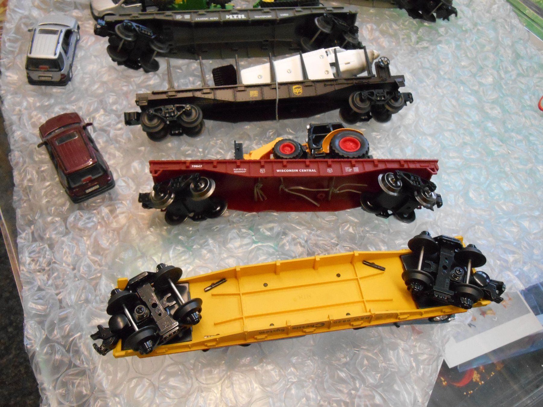 Lionel Modelleisenbahnen: 6 GÜTERWAGEN, FLUGZEUG, AUTOS ETC. CHESSI SYSTEM  MTH ETC. – Gebraucht aus Wohlen AG von timpojim1 1
