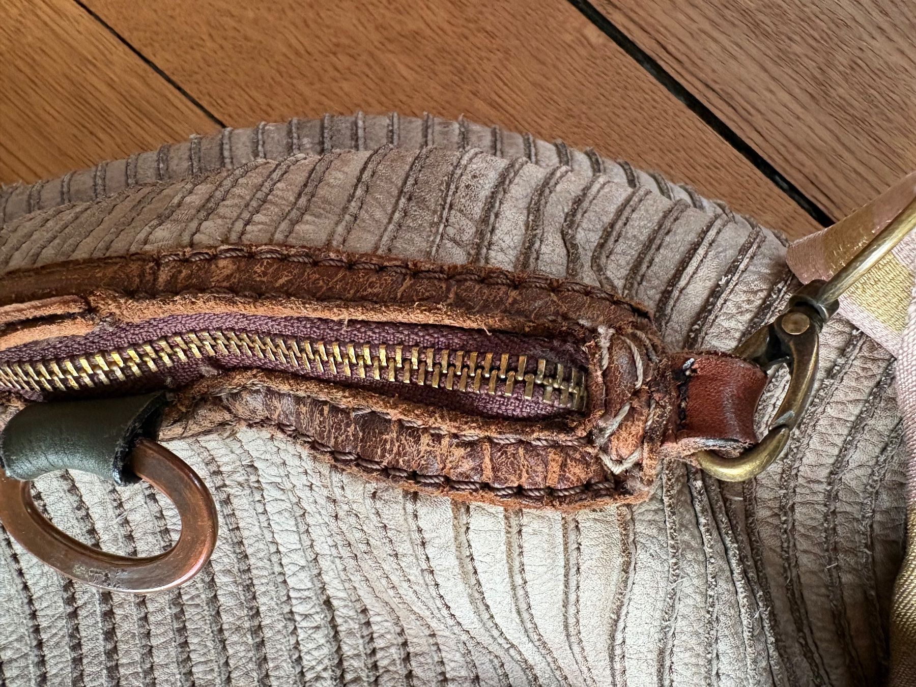 Taschen für Damen: Handtasche Beuteltasche von MAJO – Gebraucht aus Zürich von triangular 1