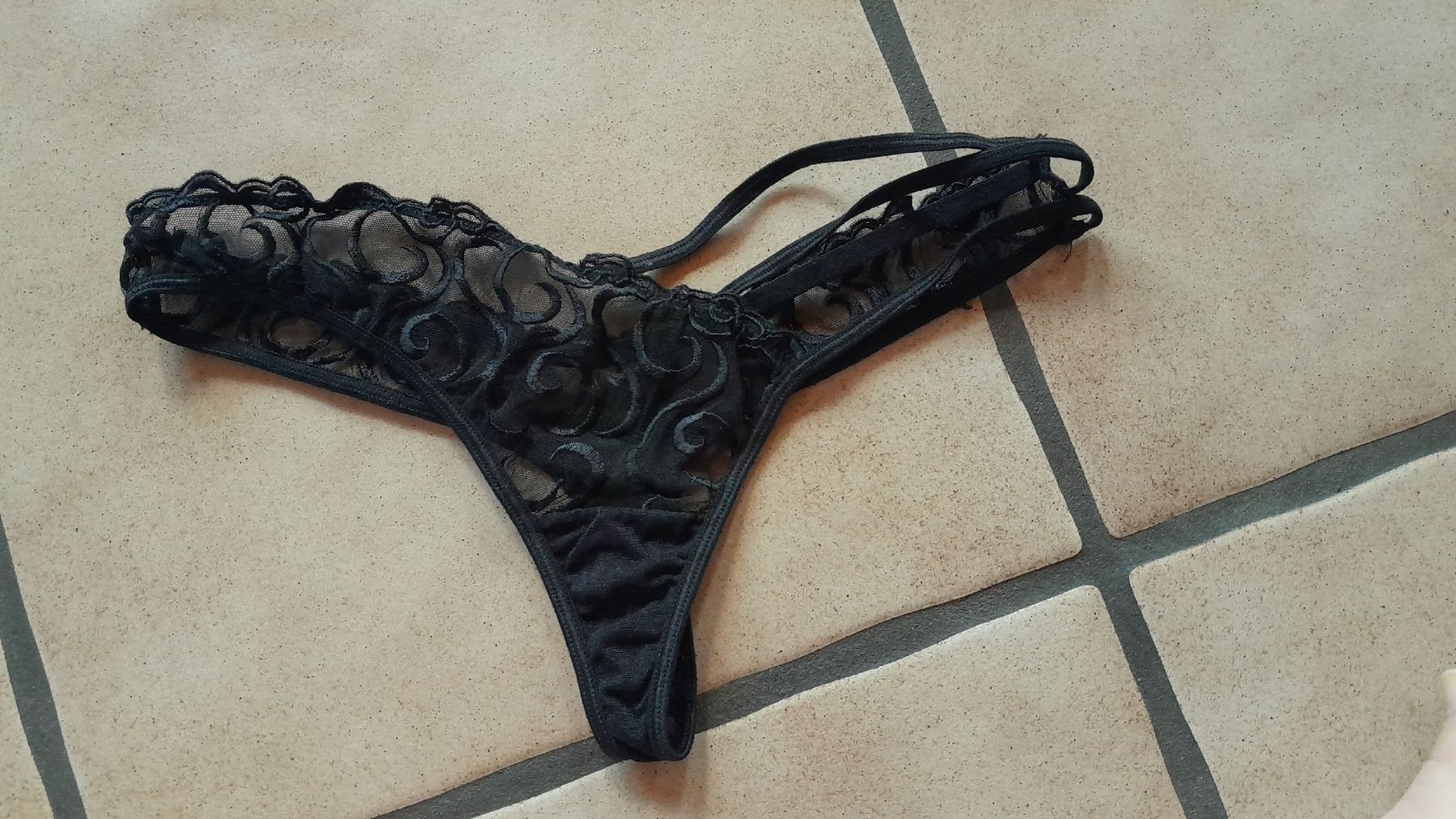 Altra biancheria intima: Tanga aus Spitze – Usato da Innerthal venduto da System_of_a_down