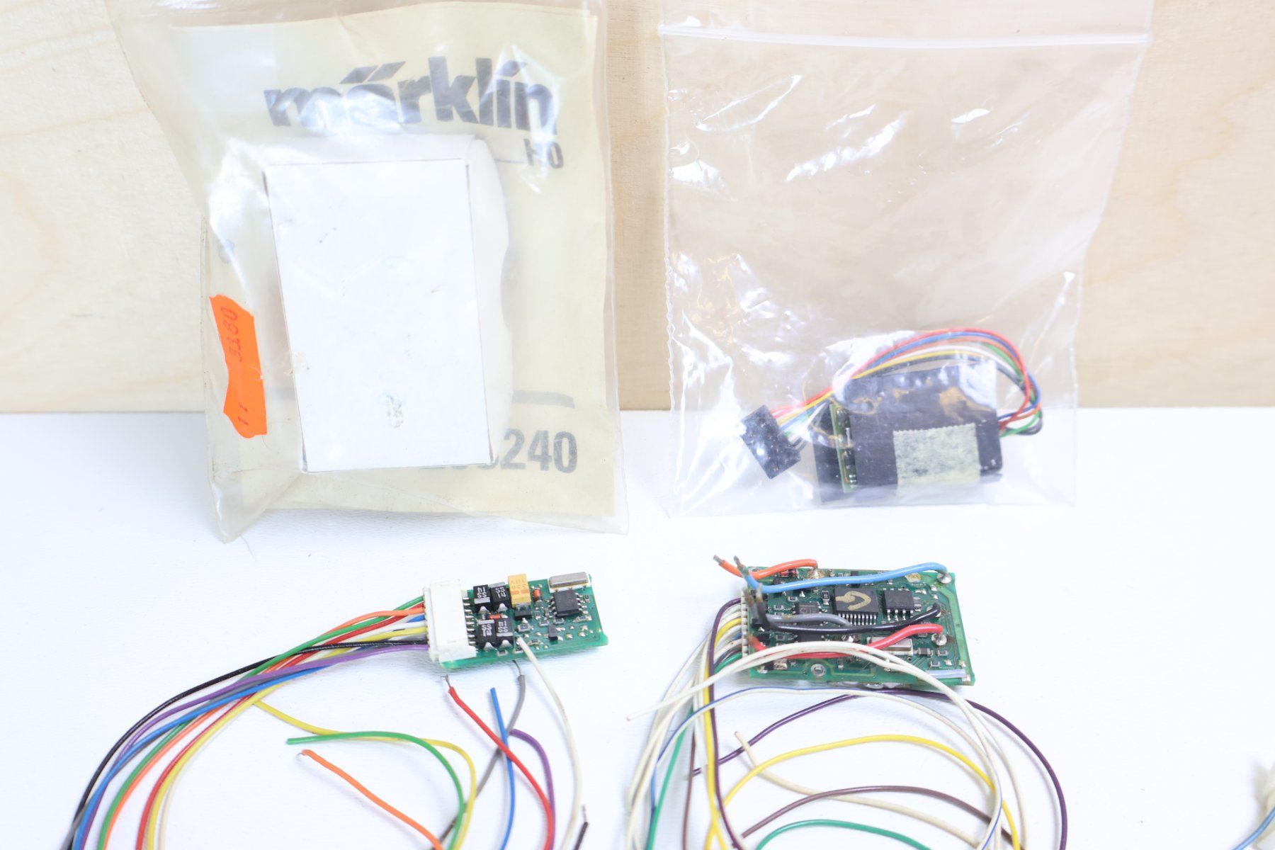 Märklin Modelleisenbahnen: Mehrere Digital Lok Decoder + Märklin Umschalter H0 – Gebraucht aus Winterthur von Monstera 6