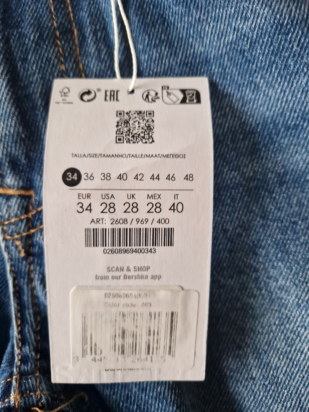 Bershka Pantaloni: Kurze Jeans Bershka. Neu – Nuovo e nell'imballaggio originale da Arbedo venduto da Gyn 2