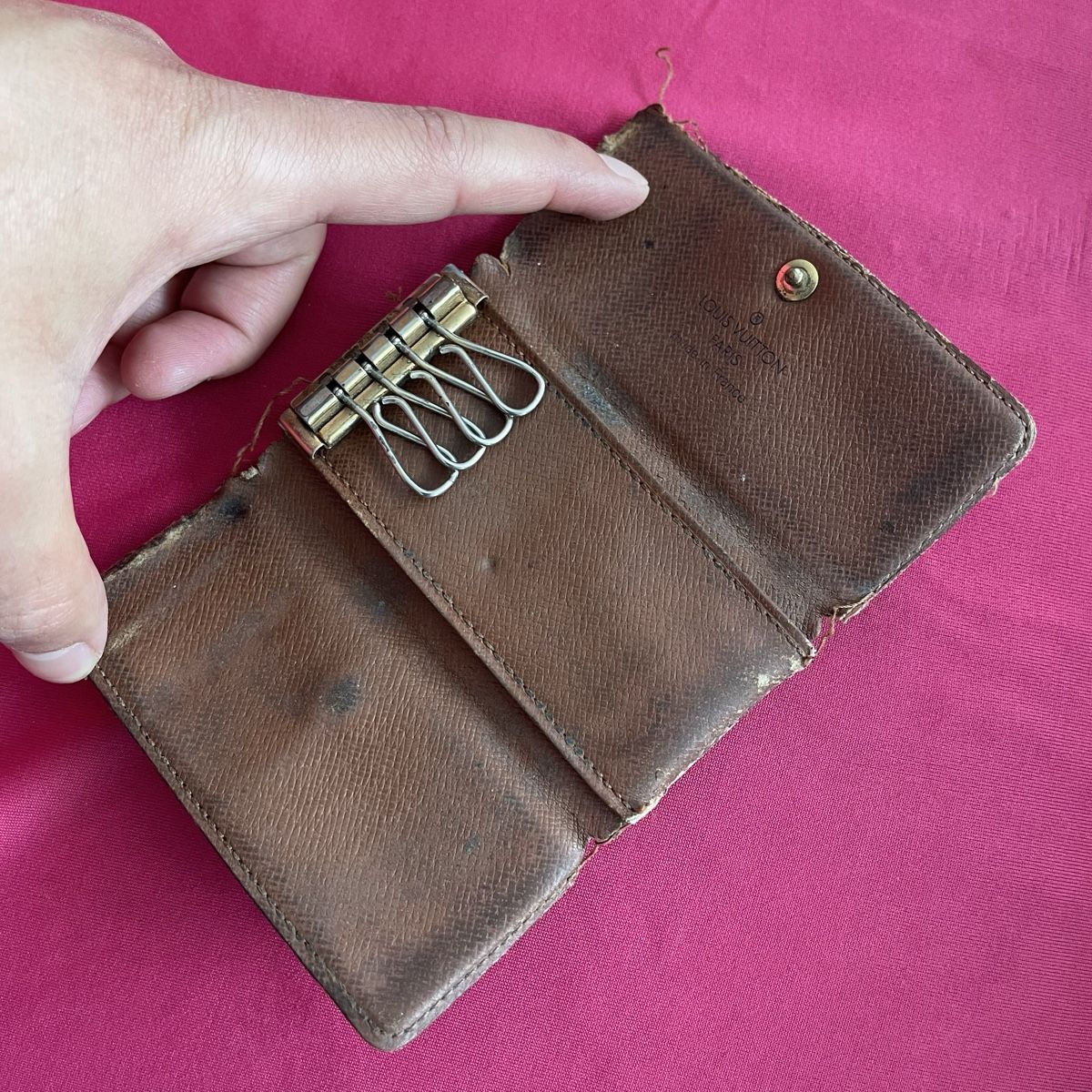 Louis Vuitton Portafogli: Vintage Louis Vuitton brown monogram key holder wallet – Difettoso da Genève venduto da FoundTears 2
