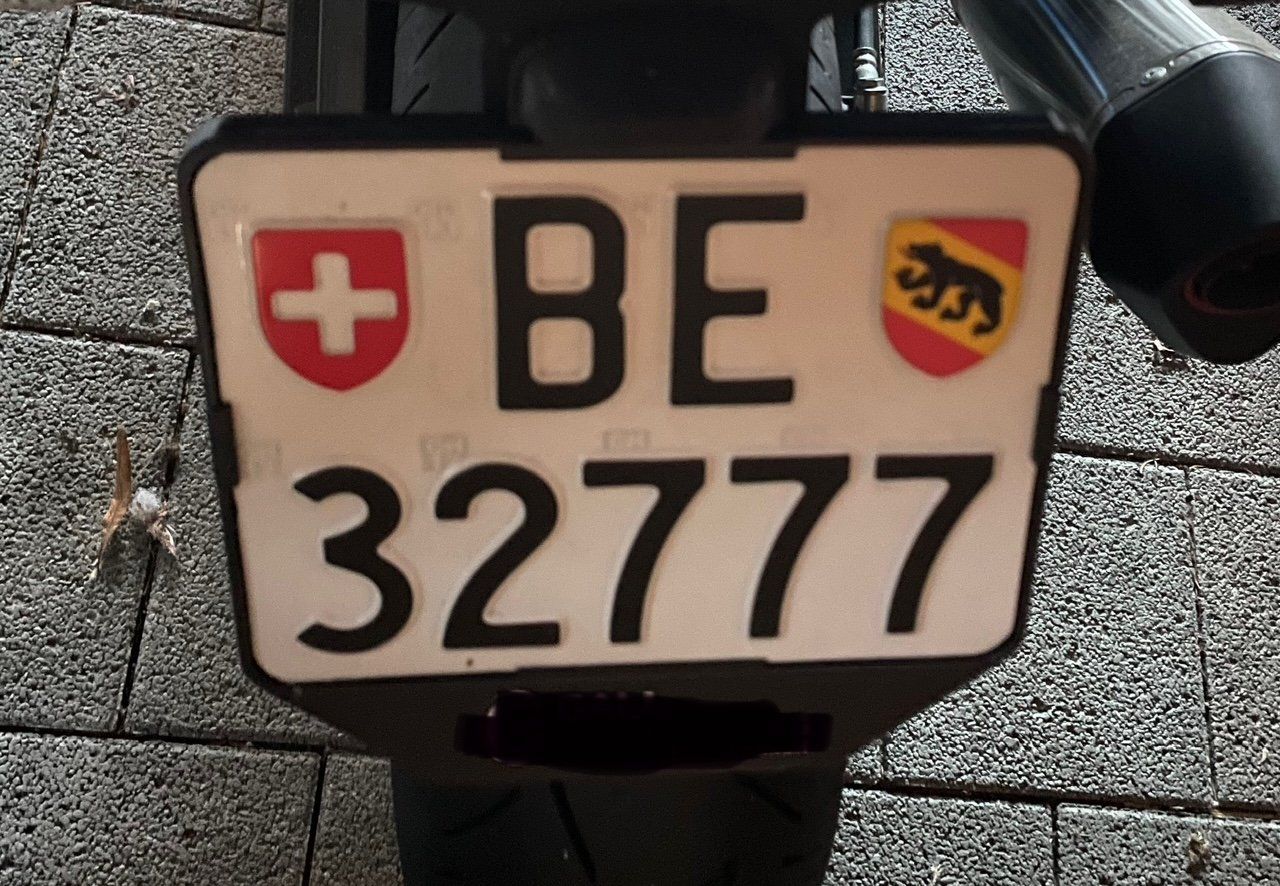 Insegne: Motorrad Nummernschild/ Kontrollschild BE 32777 – Usato da Kirchberg BE venduto da Dr.Nixon
