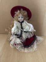 Porzellanpuppe mit Hut und Kleid guter Zustand