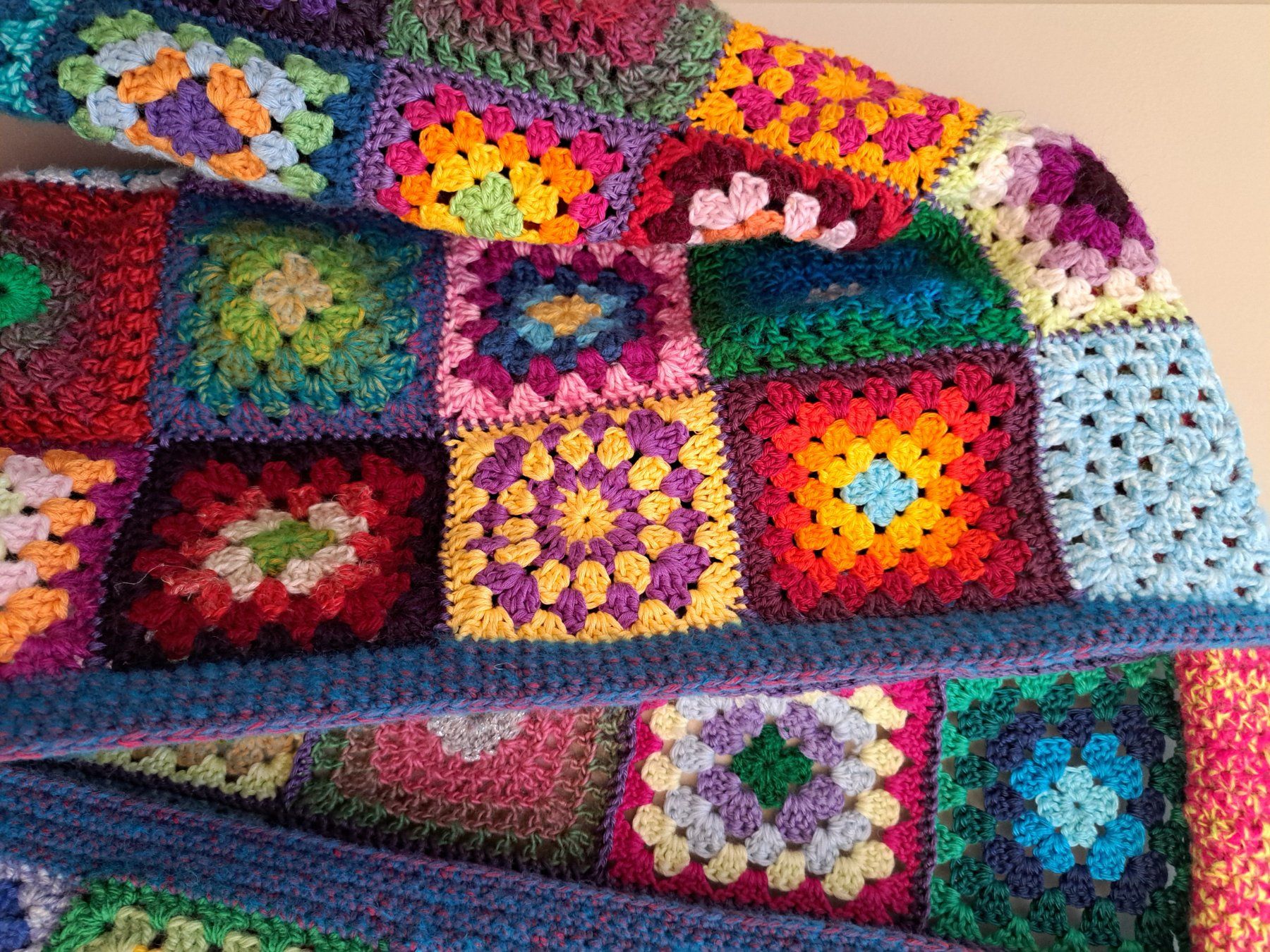 Giacche: Bunte, handgemachte Granny Square Strickjacke, ca Gr. 42 – Nuovo (secondo la descrizione) da Schliern b. Köniz venduto da Suena1 2