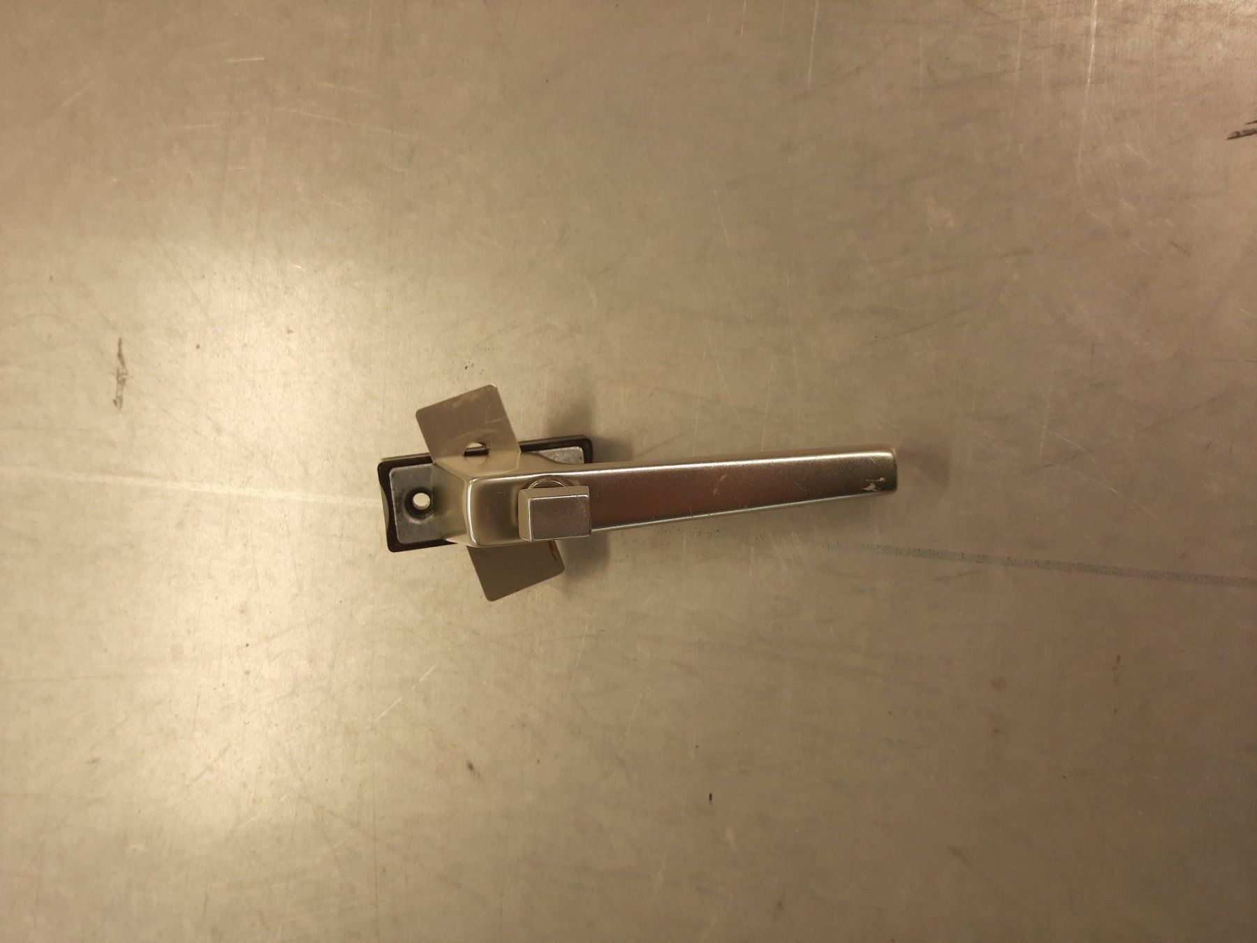 Finestre: Poignée de porte fenêtre – Usato da Gingins venduto da danolive 1