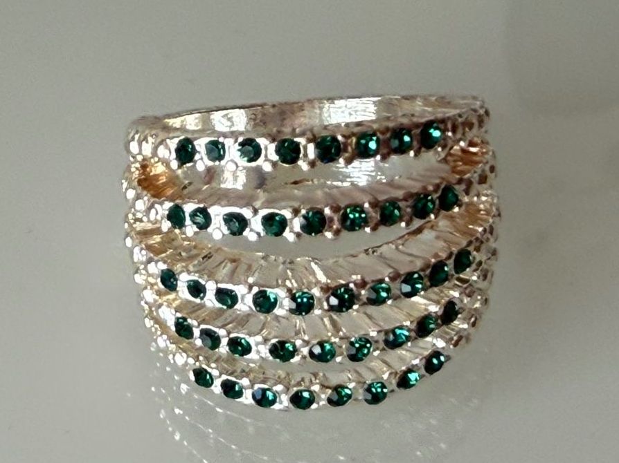 Ringe: Modeschmuck Ring mit grünen Steinen, Grösse 56 – Gebraucht aus Appenzell von sonnegarte