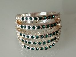 Modeschmuck Ring mit grünen Steinen, Grösse 56