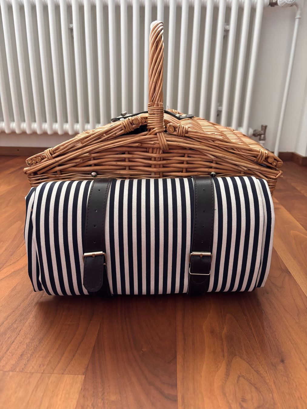 Altro per la casa: Picknickkorb mit Geschirr – Nuovo (secondo la descrizione) da Meilen venduto da pekiid