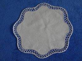 Zier-Deckeli weiss  Ø ca.35cm. Innen Stoff Leinen