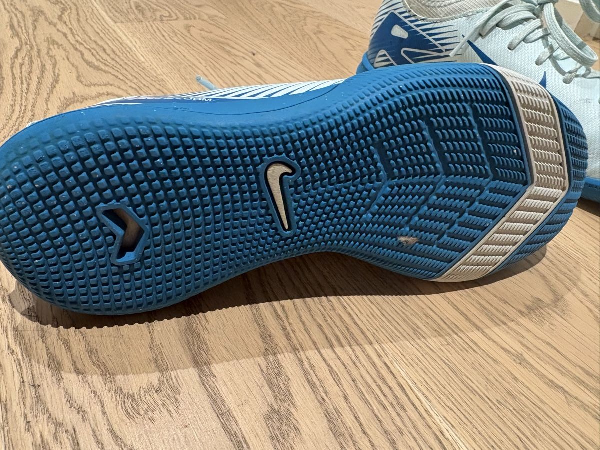 Nike Schuhe für Jungen: Nike Air Zoom Hallenschuhe 38 – Gebraucht aus Baar von El.bee 1