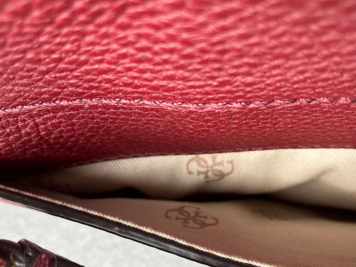 Guess Borse da donna: Neuwertige Tasche von GUESS Farbe berry – Nuovo (secondo la descrizione) da Uster venduto da pri_6r68 7