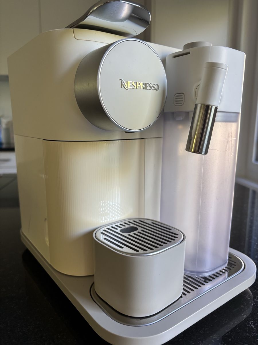 Nespresso Macchine per caffè & Macchine per espresso: Nespresso Gran Lattissima White – Usato da Uznach venduto da fabiennejoelle