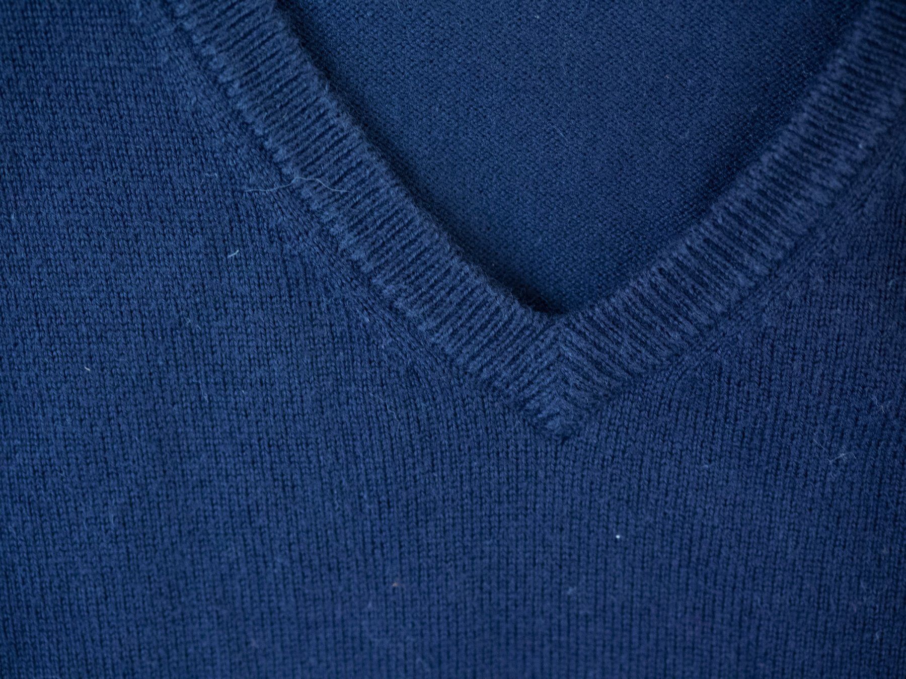 Tommy Hilfiger Pullover & Sweatshirts: Tommy Hilfiger Sweatshirt V-Pullover Grösse XS dunkelblau – Gebraucht aus Cham von Hodinar 3