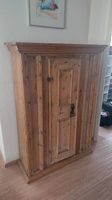 Alter Schrank, Schmuckstück, angeblich aus dem 16. Jh.