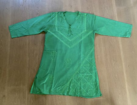 Grün besticktes Kleid, Grösse S, in sehr gutem Zustand