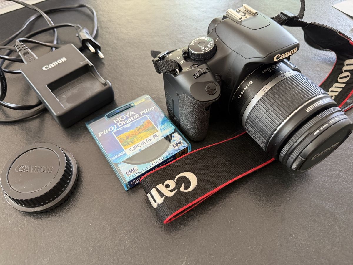 Canon Fotocamera: Canon EOS 450D mit 18-55mm Objektiv, inkl. Tasche und Filter – Usato da Heerbrugg venduto da SH_R